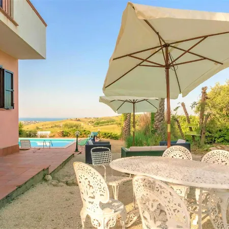 Spacious In Roseto Degli Abruzzi With Pool Vakantiehuis Cologna (Teramo)